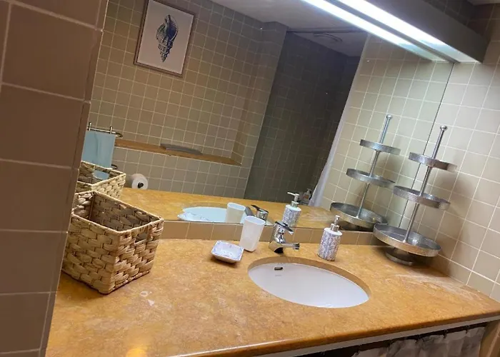 Lagos Accomodation Rooms ホームステイ *