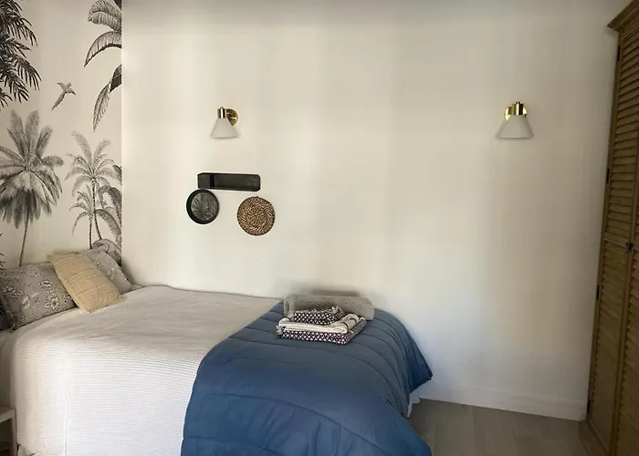 Lagos Accomodation Rooms ホームステイ *