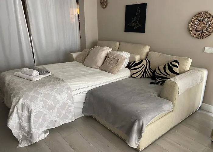 Lagos Accomodation Rooms ホームステイ *